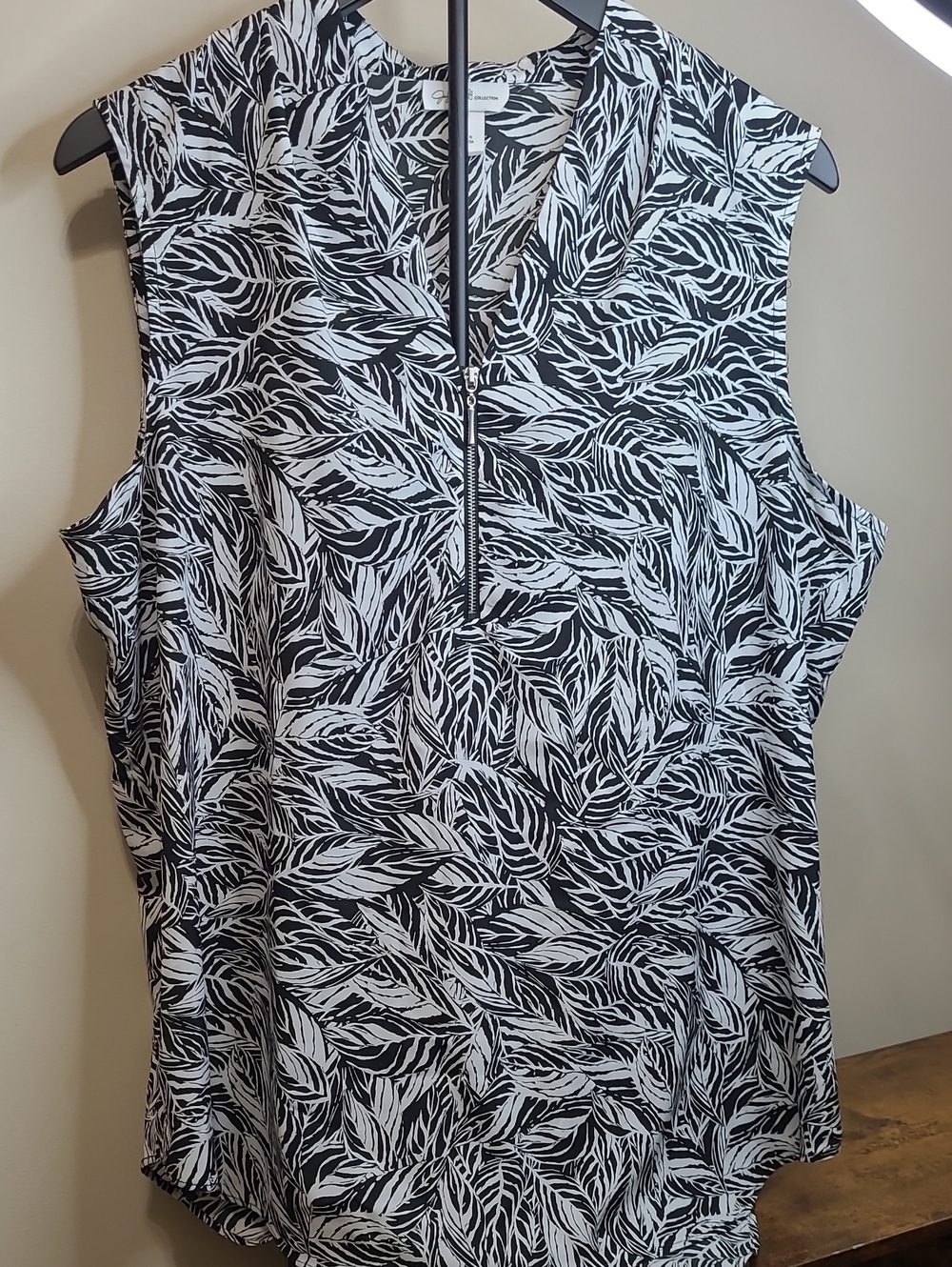 Jaclyn Smith Black & White Leaf-Print Sleeveless Blouse size XL